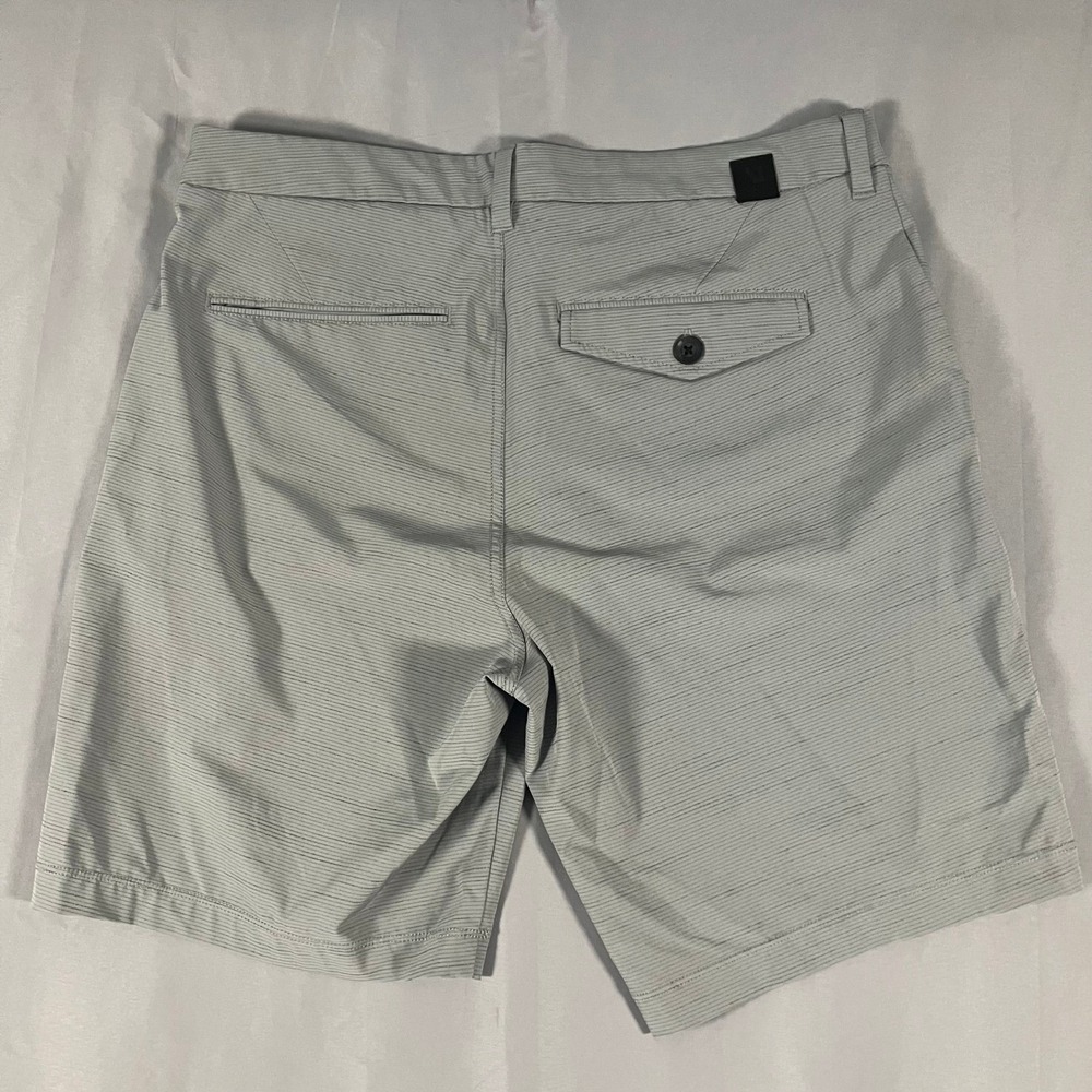 Vuori Mens Shorts Size Large Light Gray Pinstripe Performance Stretch Athleisure - Picture 2 of 10